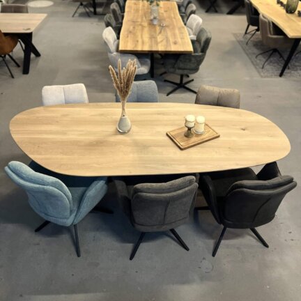 Esstisch organische form aus holz mit polsterstühlen in modernem esszimmer, stilvolle einrichtung mit natürlichen materialien.