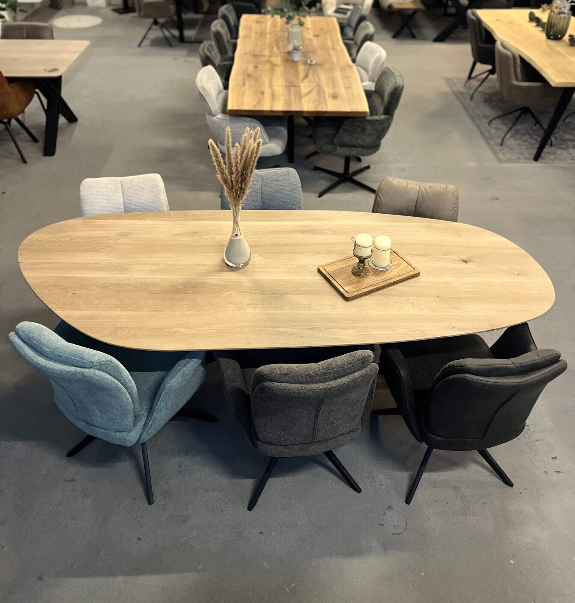 Esstisch organische Form aus Holz mit Polsterstühlen in modernem Esszimmer, stilvolle Einrichtung mit natürlichen Materialien.