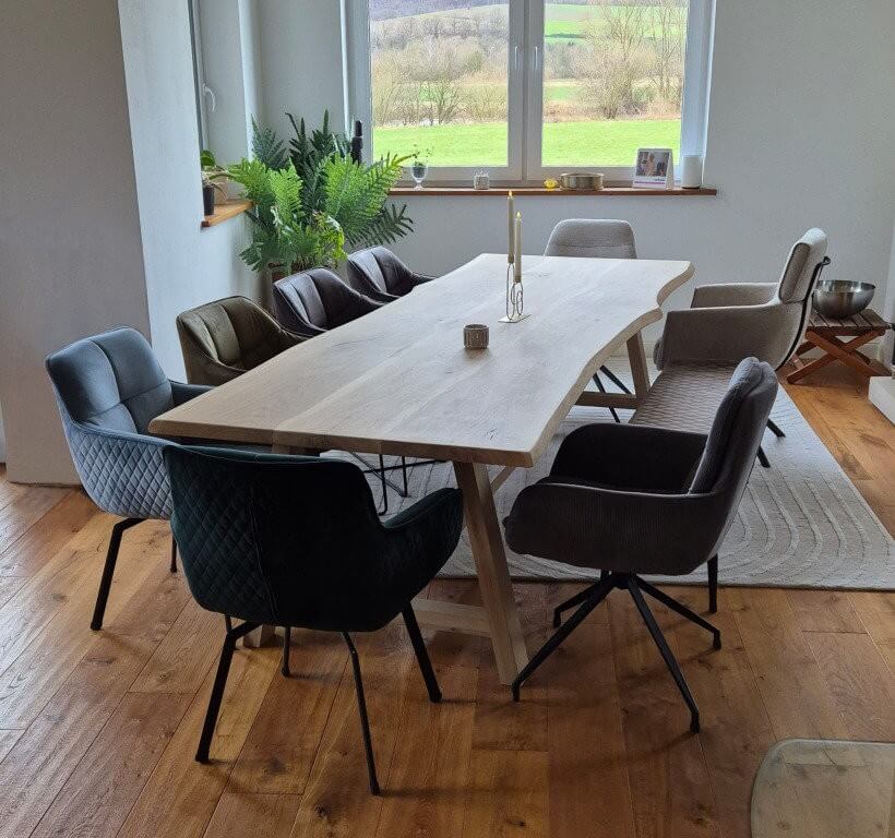 Moderner Baumkante Tisch aus Eiche in Wohnraum – natürlicher Blickfang mit organischer Kante.