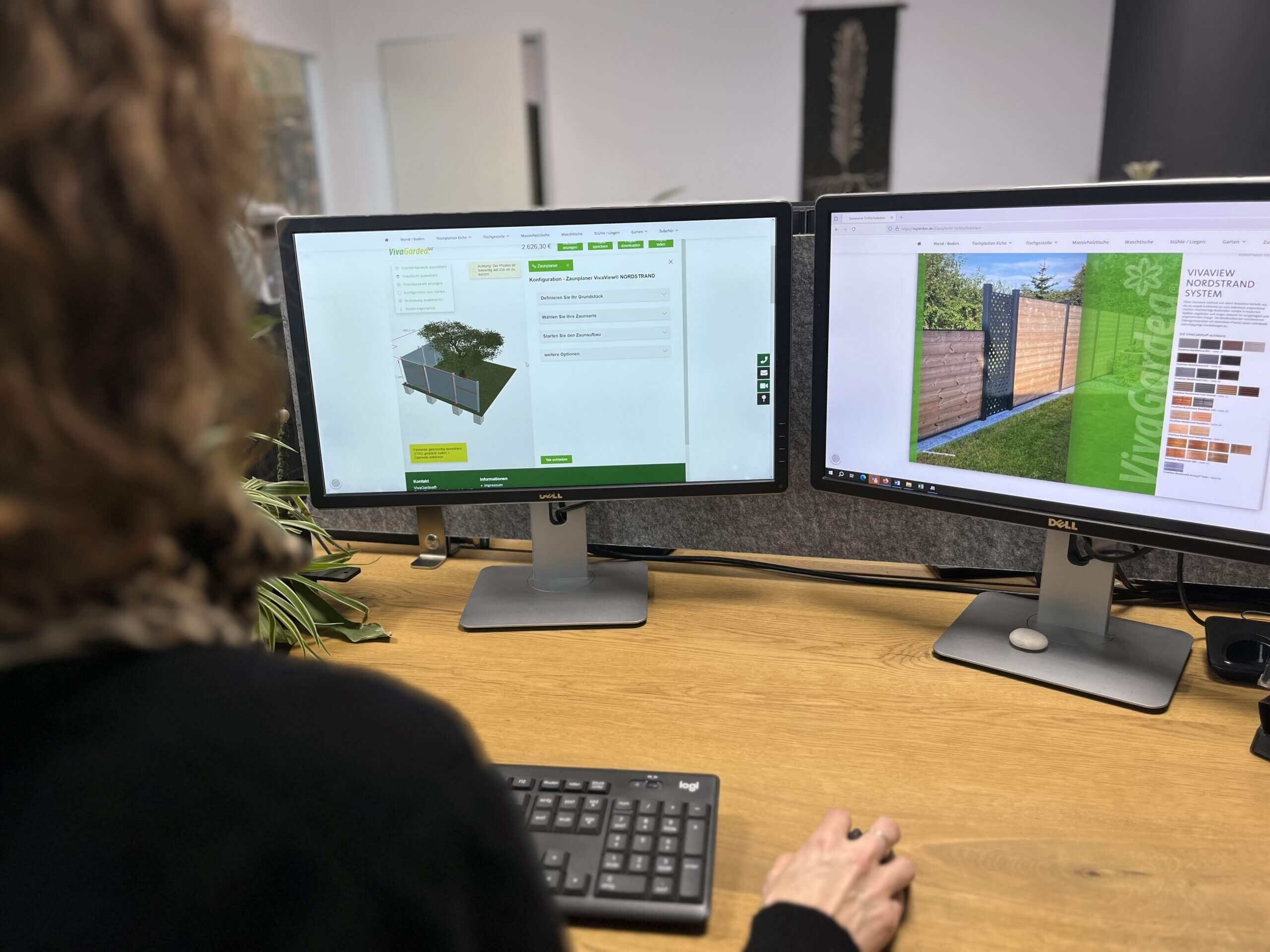 Person plant einen Sichtschutzzaun mit dem Zaunplaner von MyTimber.de auf zwei Monitoren – 3D-Zaunansicht und Farbauswahl sichtbar