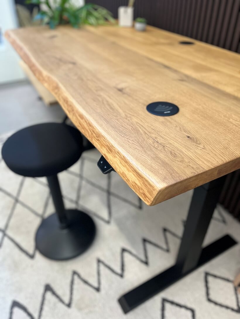 Moderner eiche-schreibtisch mit baumkante und kabeldurchlass in stilvollem arbeitszimmer