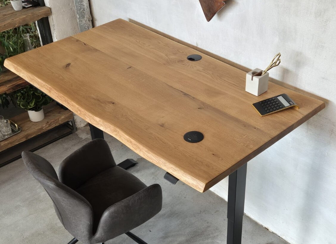 Baumkante schreibtisch aus eiche mit schwarzem gestell in modernem bürobereich