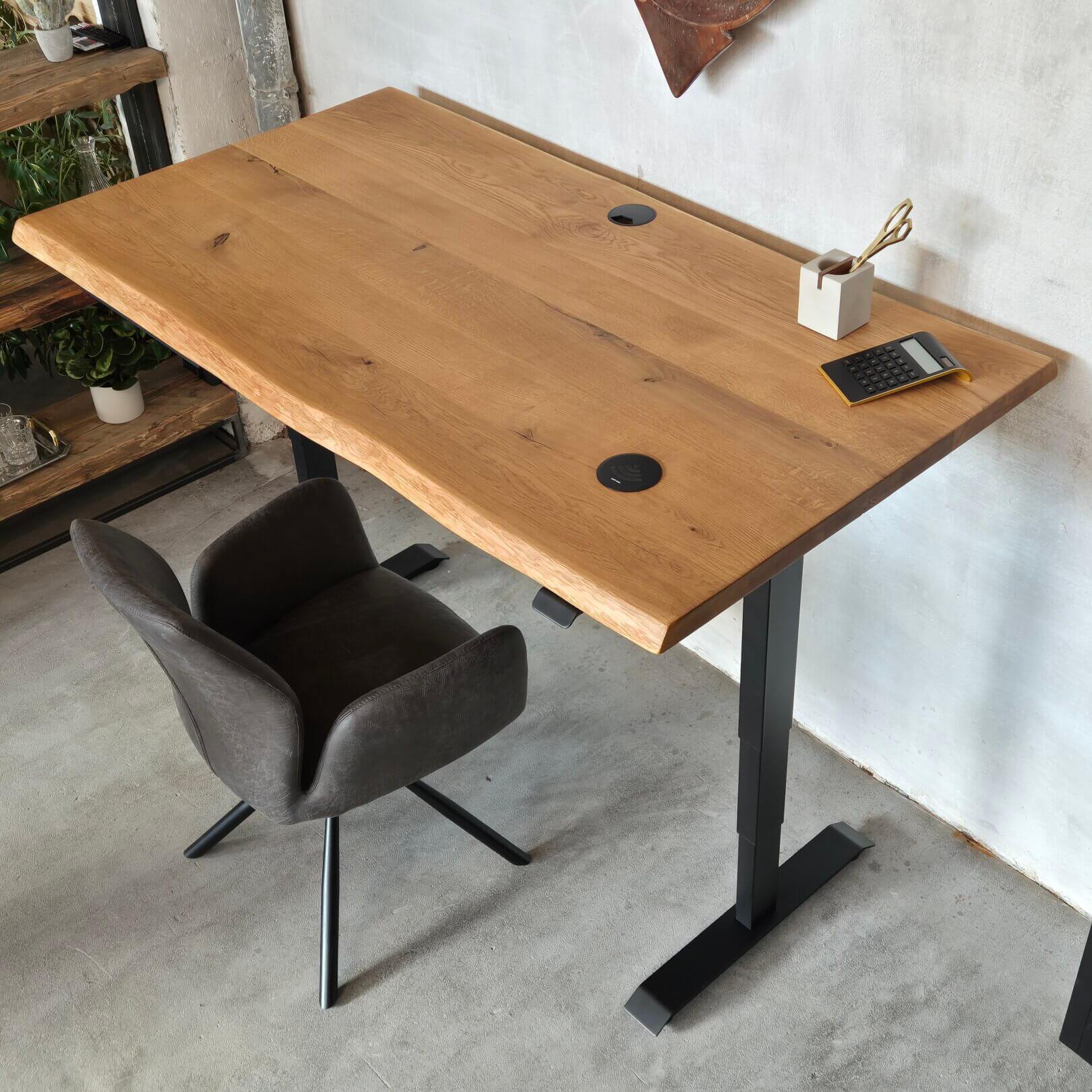 Höhenverstellbarer massivholz-schreibtisch mit natürlicher holzmaserung und schwarzem metallgestell im modern-organischen stil.
