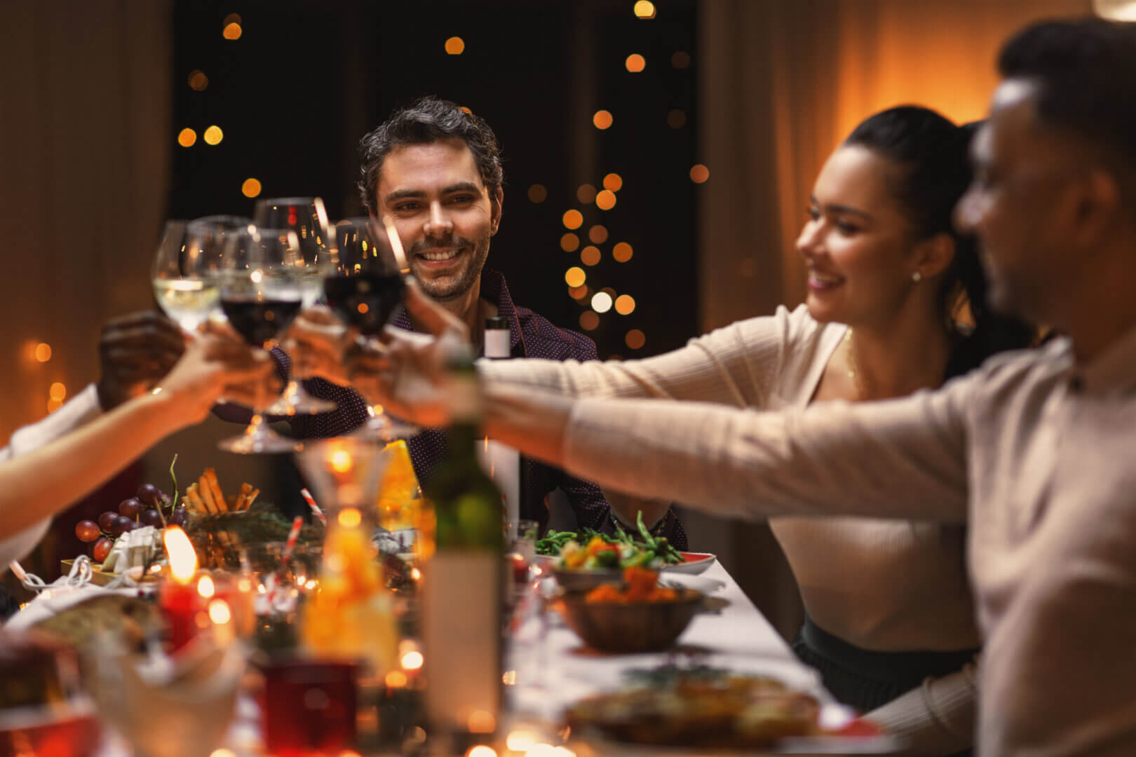 Platz für feiern dank ausziehbarem holztisch