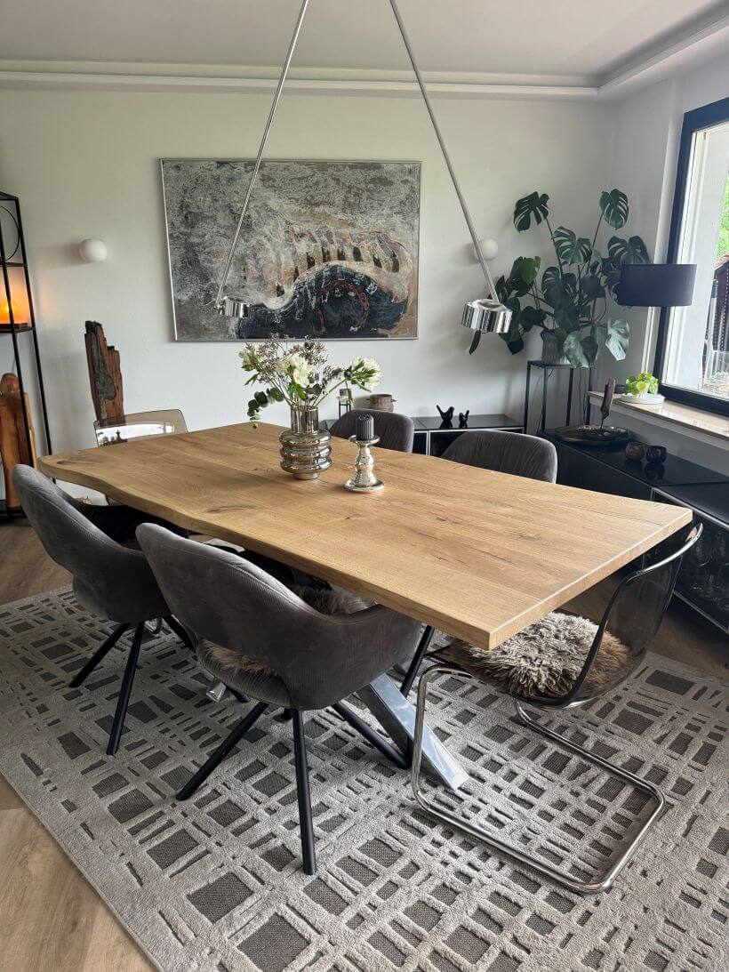 Stilvoll gedeckter baumkante tisch mit glasvase und dekoration
