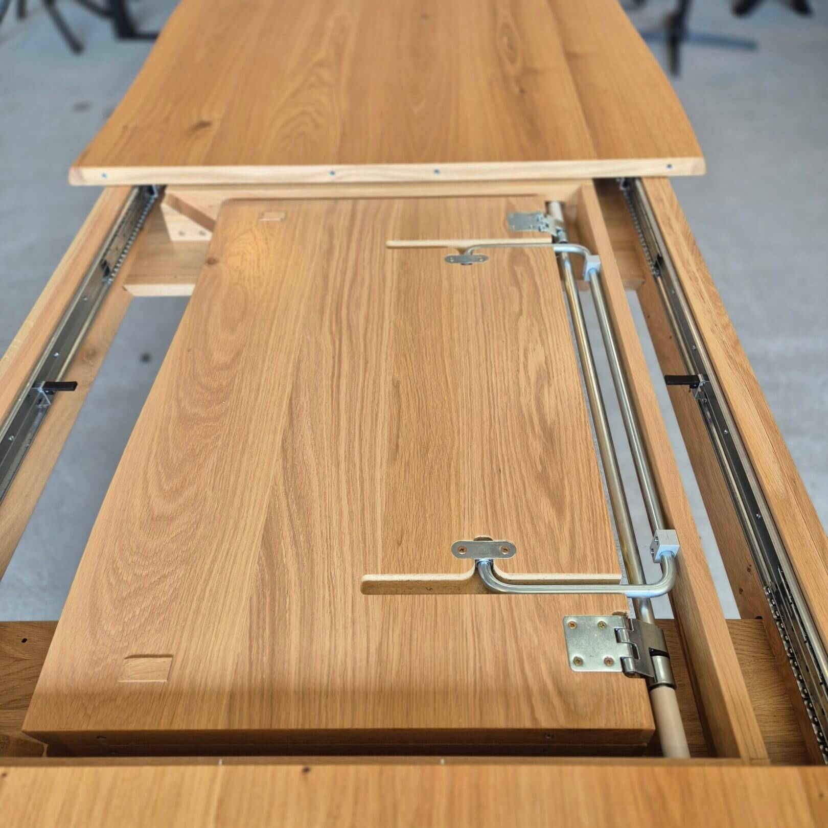 Eichen-esstisch mit ausziehbarem mechanismus in bewegung