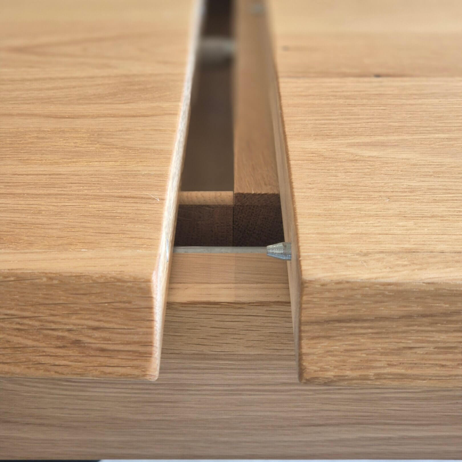 Esstisch holz ausziehbar mit feiner eichenmaserung im detail