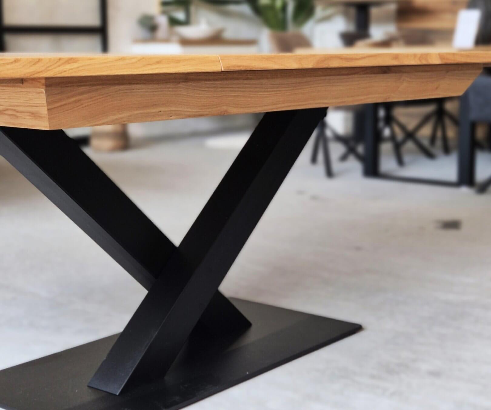 Diagonal aufgenommener esstisch holz ausziehbar mit modernem look