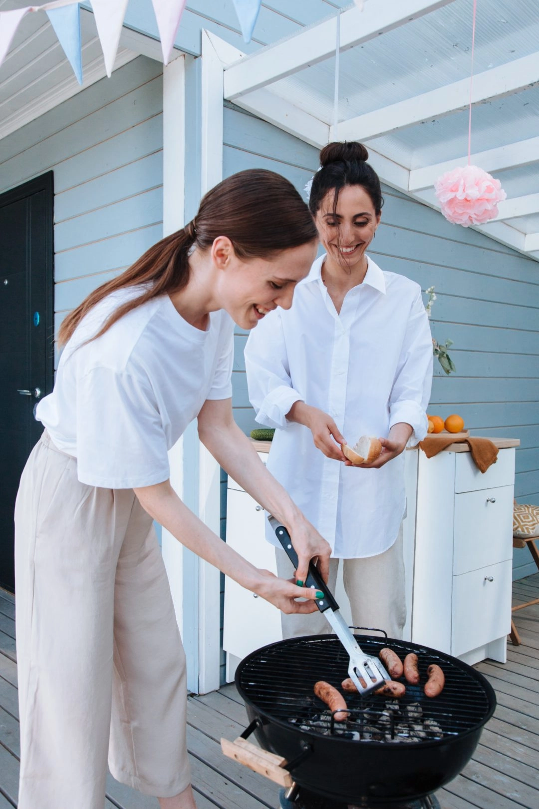 Grillen auf der terrasse um die gartensaison einzuleiten
