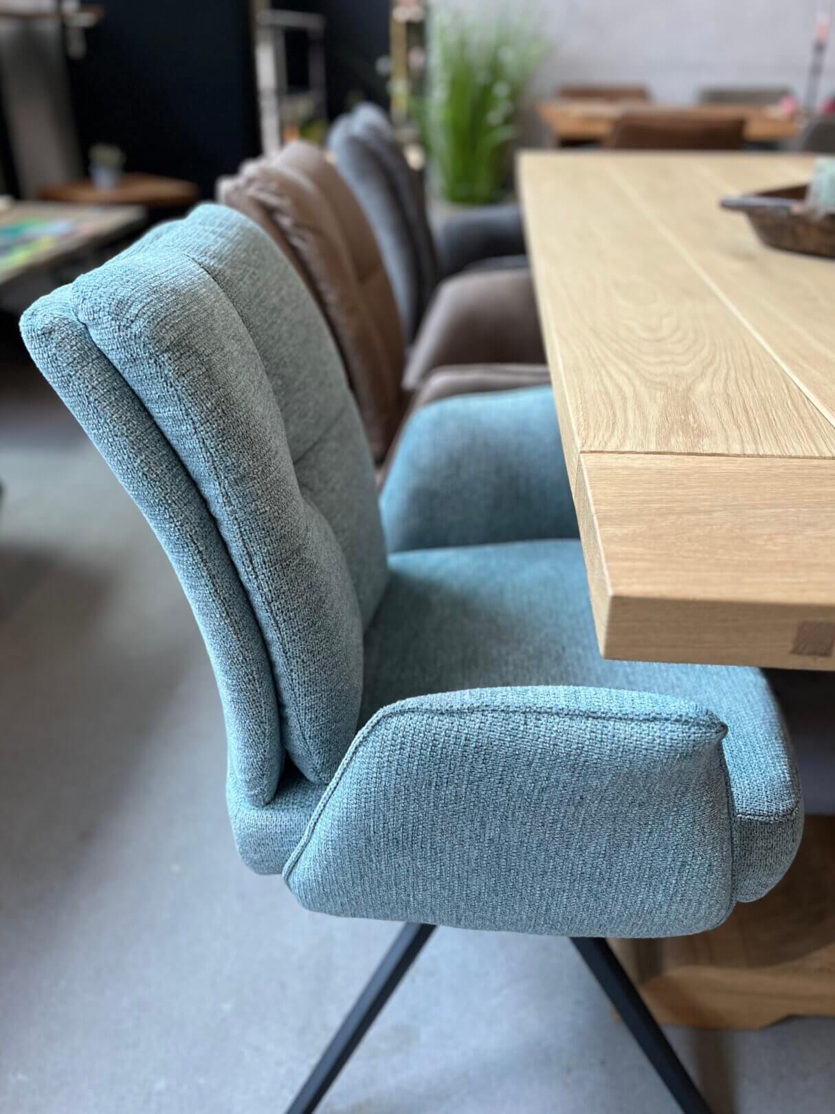 Die sitzbank lars lässt sich individuell in der länge sowie farbe anpassen und bietet optimale kombinationsmöglichkeiten mit unserem stuhl lars