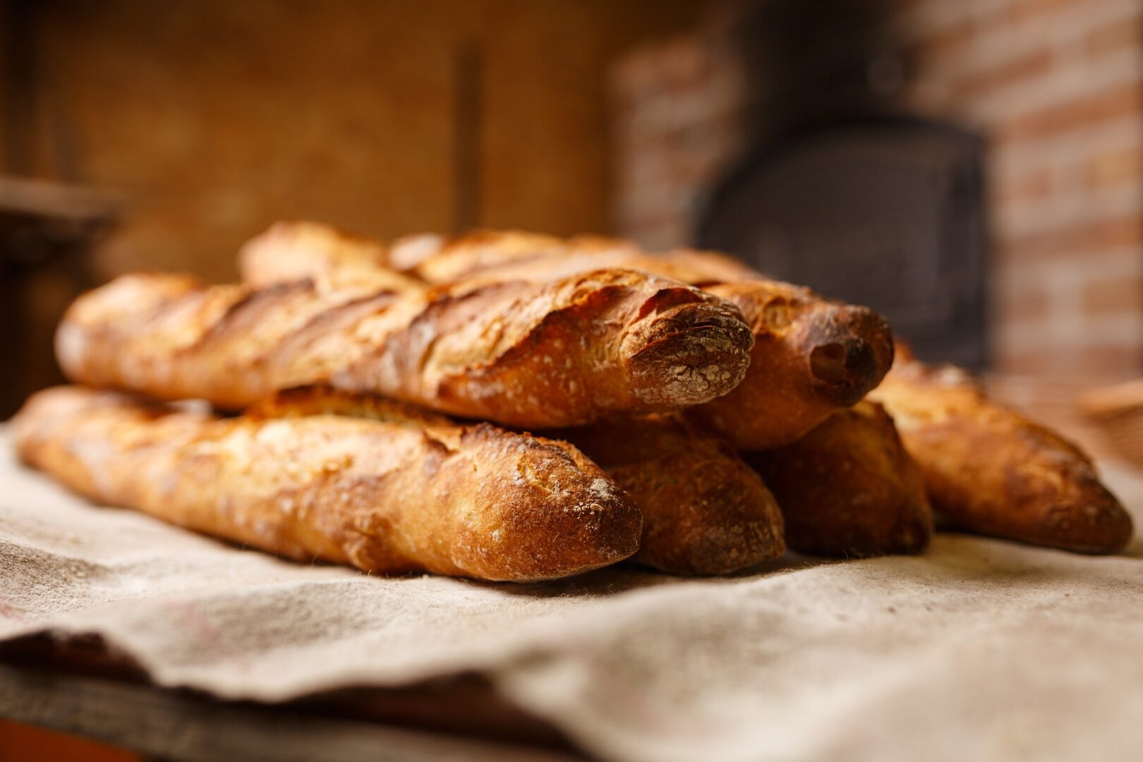 Frischess baguete als die perfekte beilage zum abendessen auf der massivholzplatte eiche