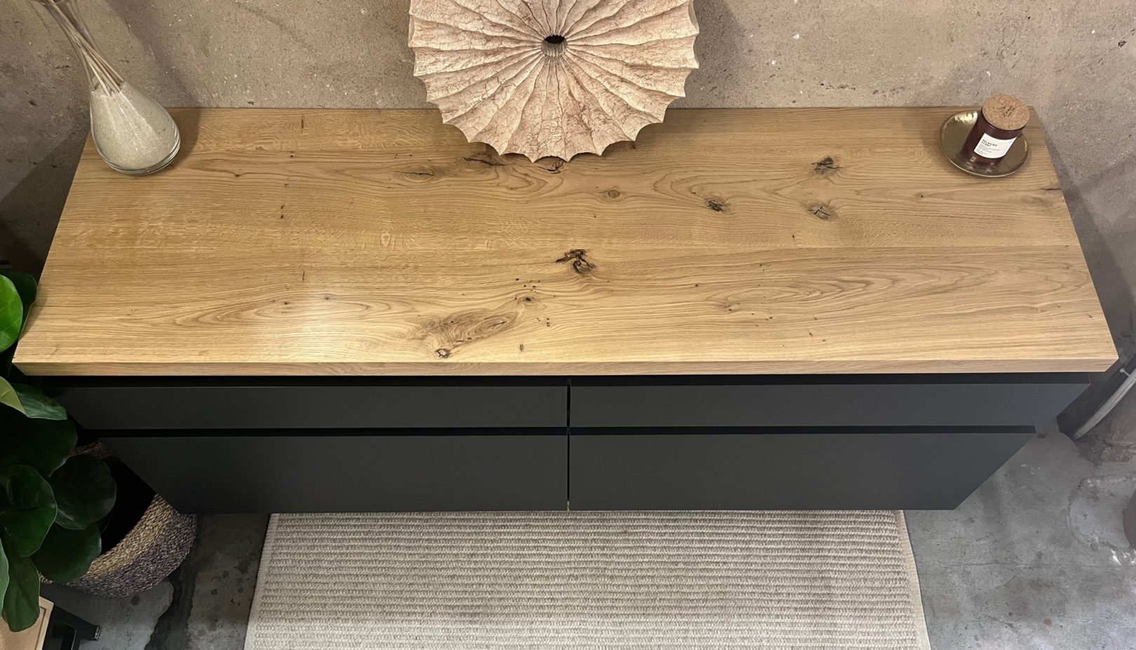 Der waschbeckenunterschrank milano mit 40 mm starker massivholzplatte und schwarzen fronten als optimales badmöbel