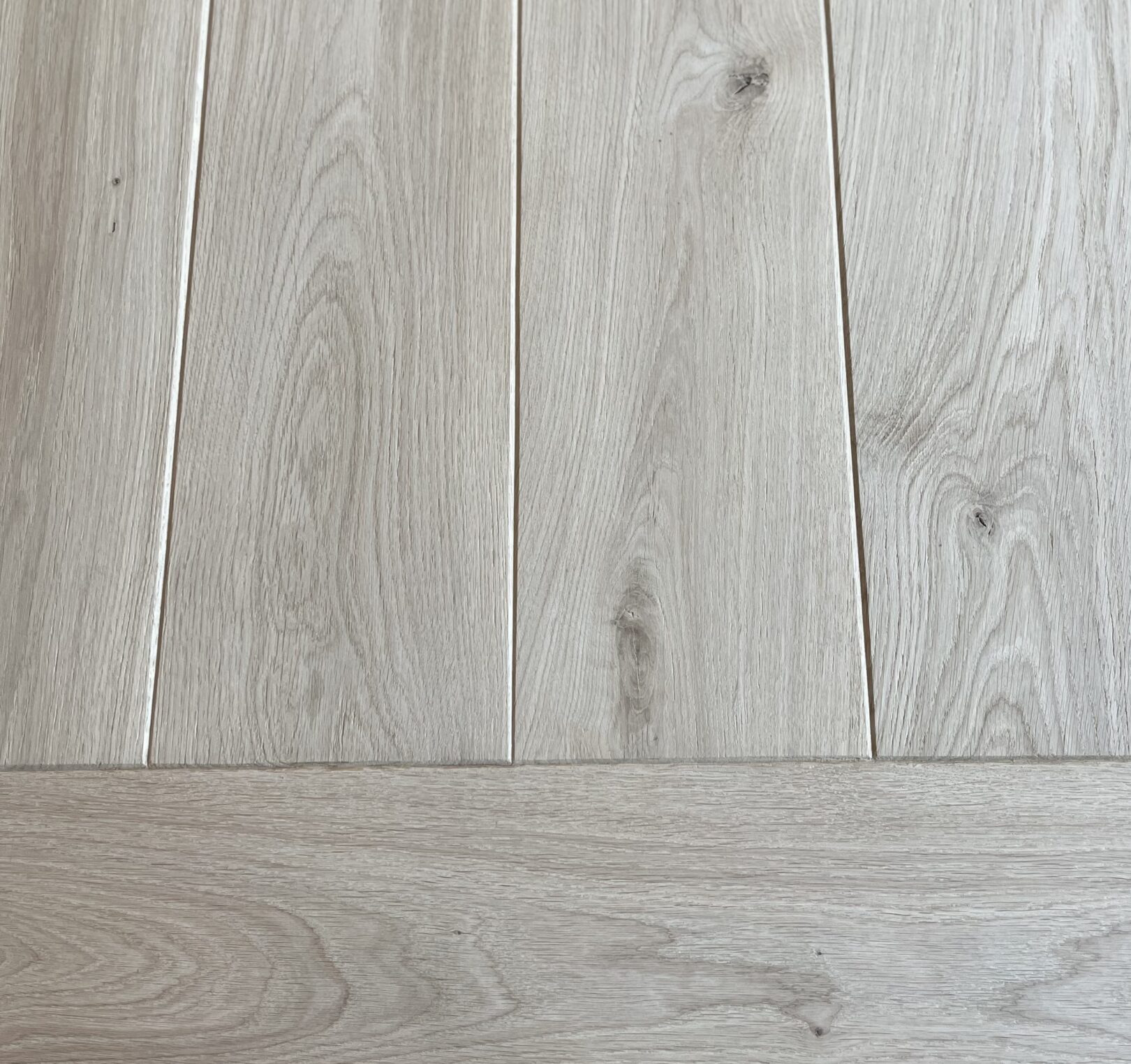 Die ausgeprägte maserung der massivholtplatte eiche loft k