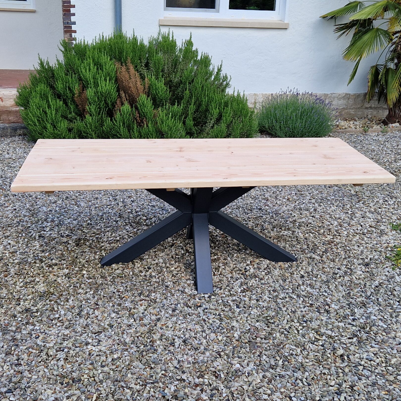 Die positivwen eigenschaften der douglasie vereint in unserem individuellen holz gartentisch