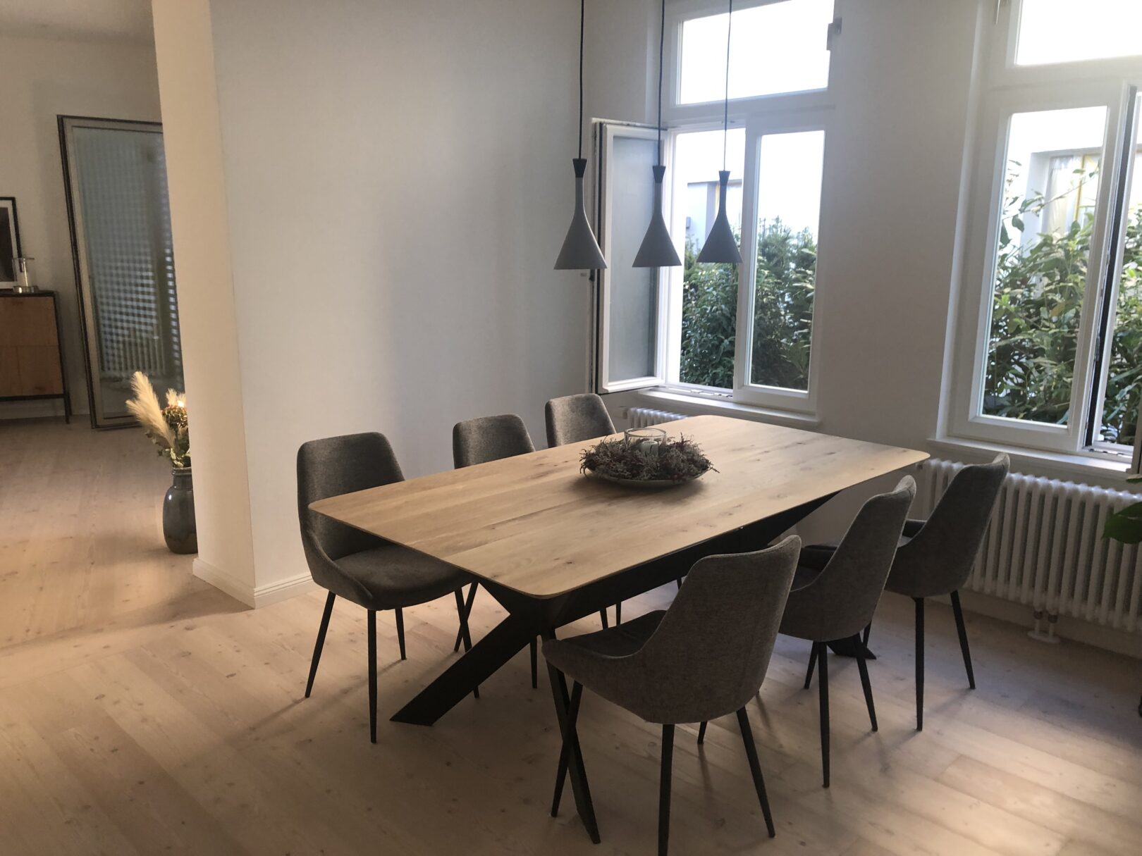 Ein eleganter tisch mit einer extra feinen ansichtskante des modells chalet a, kombiniert mit unserem edlen tischgestell ultra light spider long