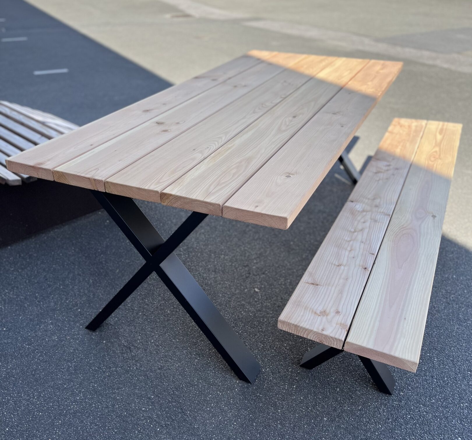 Unser holz gartentisch lässt sich optimal vervollstöändigen mit unseren holz gartenbänken im gleichen design