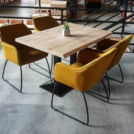 Chalet b massivholz in der gastronomie. Gerade die eiche mit einer baumkante ist ein sehr beliebtes produkt um ein natürliches ambiente zu schaffen.