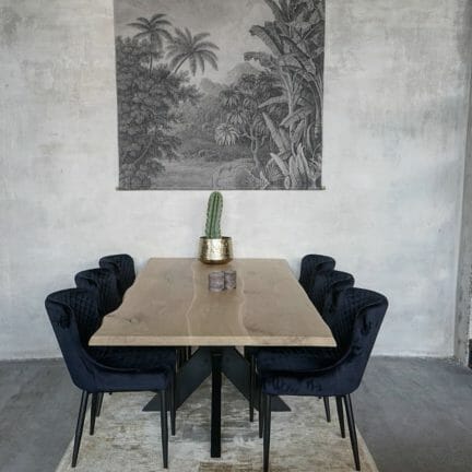 Chalet e invisible lasur. Aus drei bohlen mit live edge einer der schönsten tischplatten in unserem progamm.