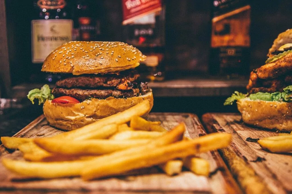 Holztisch in der Gastronomie