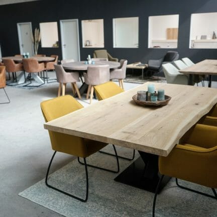 Loft b mit fase invisible lasur. Live edge platten im holztisch sind besonders mit gebürsteter oberfläche ein ausdruck natürlicher lebensart.