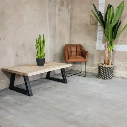 Loft g 120x70 cm gerade als couchtisch ist eine massive eichenplatte in einer stärke von 40 mm ein besonderer eyecatcher.