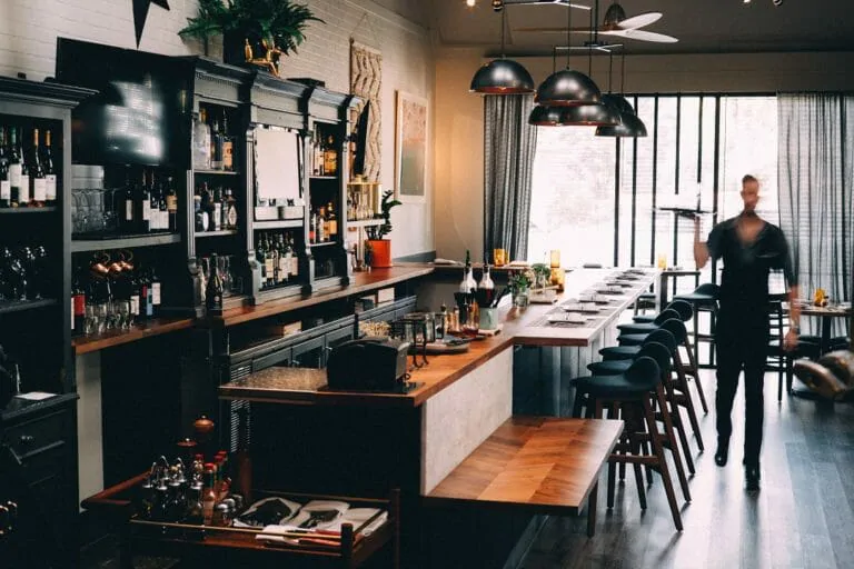 Massivholz_in_der-gastronomie-768x512