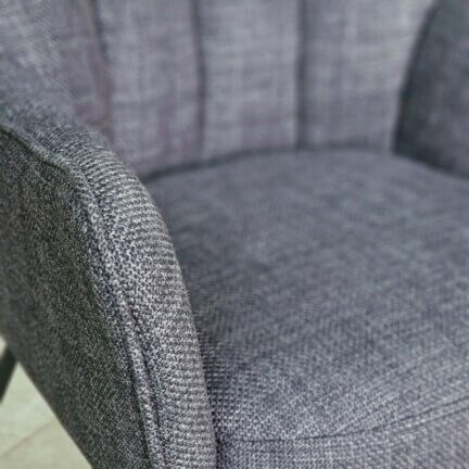 Detailaufnahme des schalenstuhls kevin in anthrazit