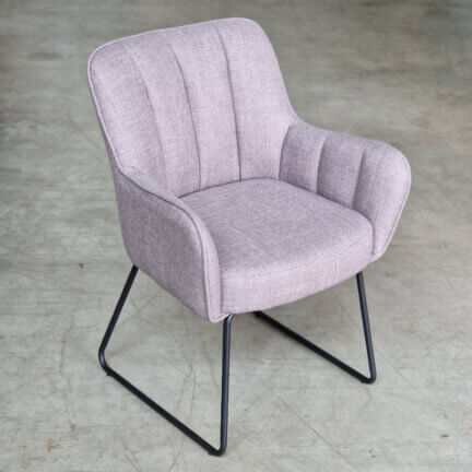 Schalenstuhl kevin in lavendel mit schwarzem kufengestell