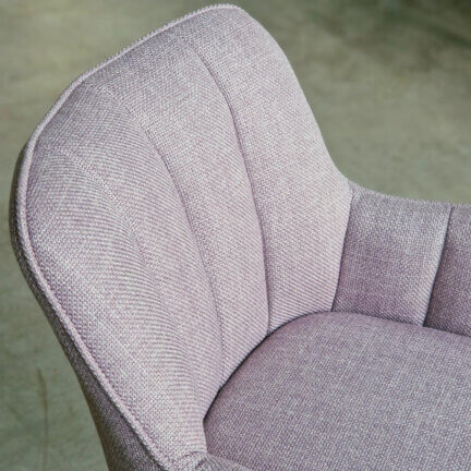 Stoffdetail des schalenstuhls kevin in lavendelfarbe