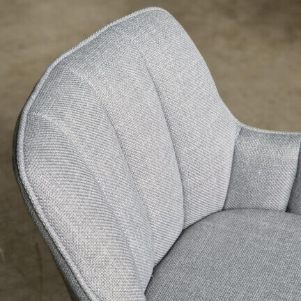 Detailaufnahme des schalenstuhls kevin in hellgrau