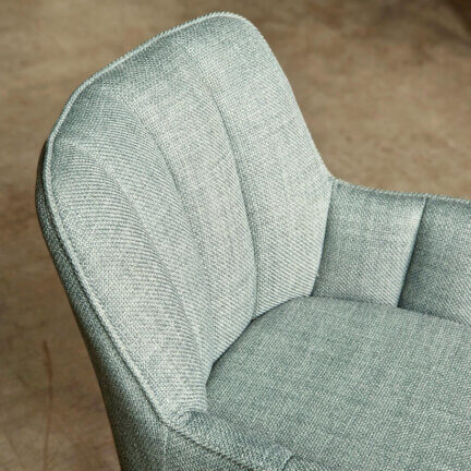 Detail des stoffbezugs vom schalenstuhl kevin in mint
