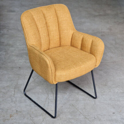 Schalenstuhl kevin in senfgelb mit schwarzem gestell