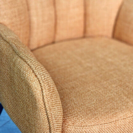 Detailaufnahme des schalenstuhls kevin in senfgelb