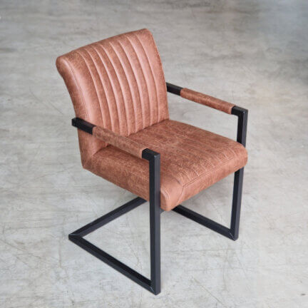 Schwingstuhl rick in braun mit armlehnen und metallgestell