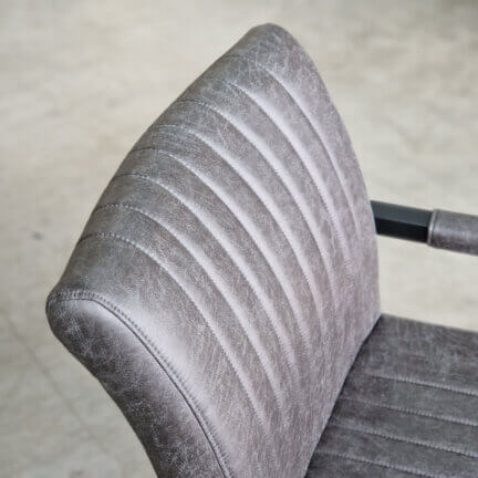 Detail des stoffbezugs vom schwingstuhl rick in dunkelgrau