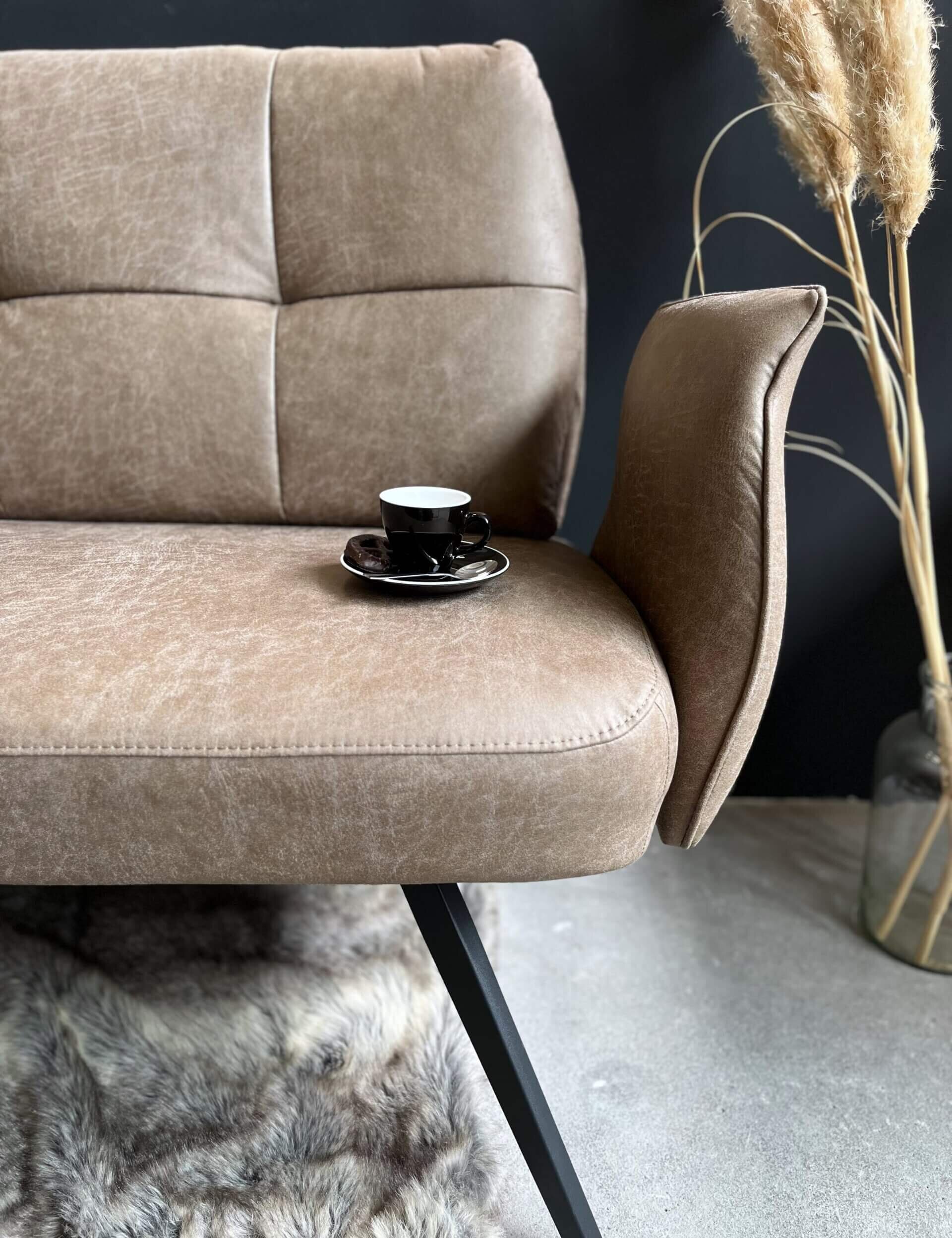 EIn Einblick in die Geschichte des Canape Sofas und wie diese diese Nutzung in der Moderne finden