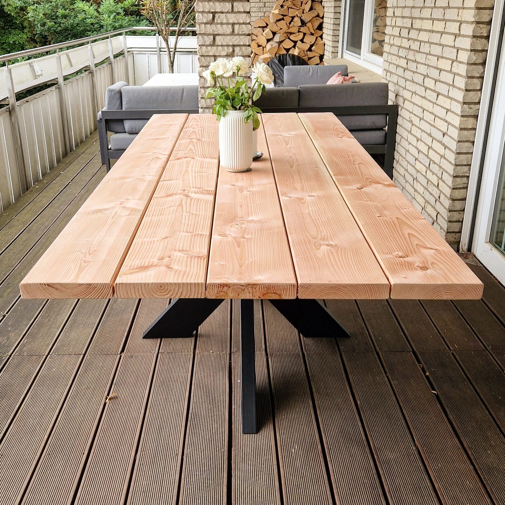 Der neue holz gartentisch aus douglasie hier in kombination nit den tischgestell light spider
