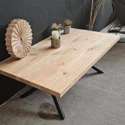 Chalet g 120x70 cm gerade als couchtisch ist eine massive eichenplatte in einer stärke von 40 mm ein besonderer eyecatcher.
