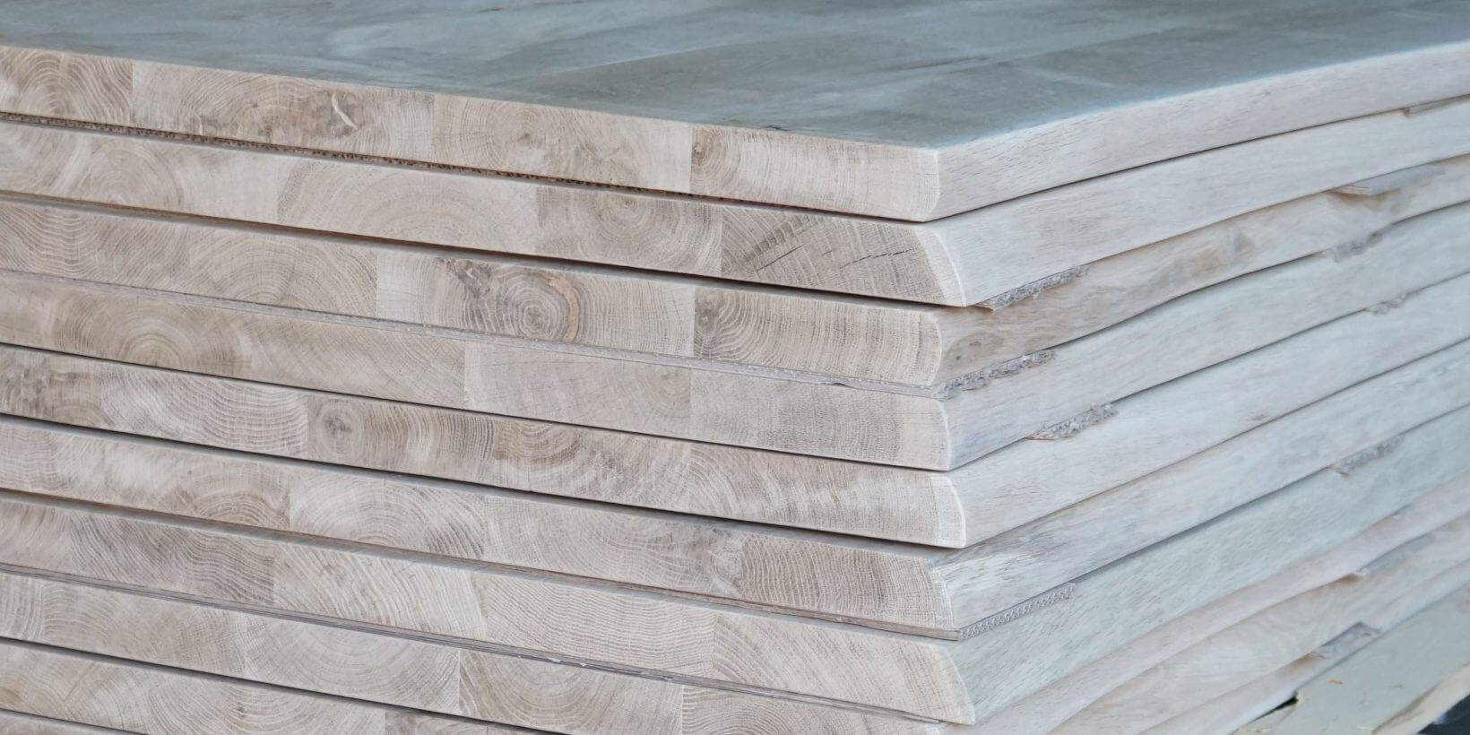 Ein stapel massivholzplatten aus eiche mit echter baumkante