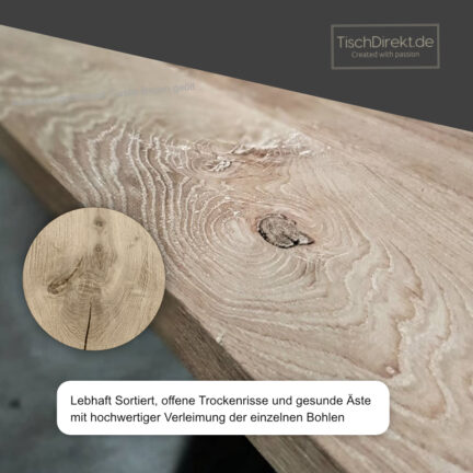 Die lebendige maserung der eiche mit offenen trockenrissen und gesunden ästen macht diese platten aus