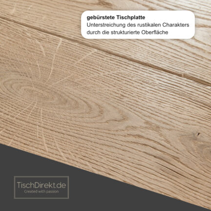 Die durch die bürstung strukturierte oberfläche der eiche unterstreicht den rustikalen charakter des echtholzes