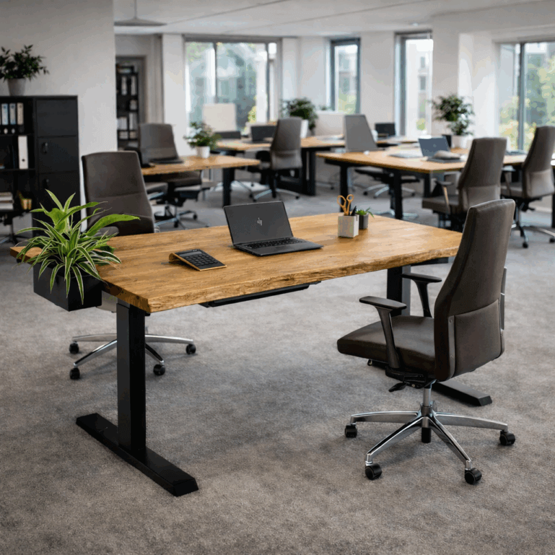 Massivholztische direkt vom Hersteller – Dein Esstisch aus Eiche 6 Moderner konferenztisch aus massivholz eiche in offenem büro mit ergonomischen stühlen für eine moderne bürogestaltung