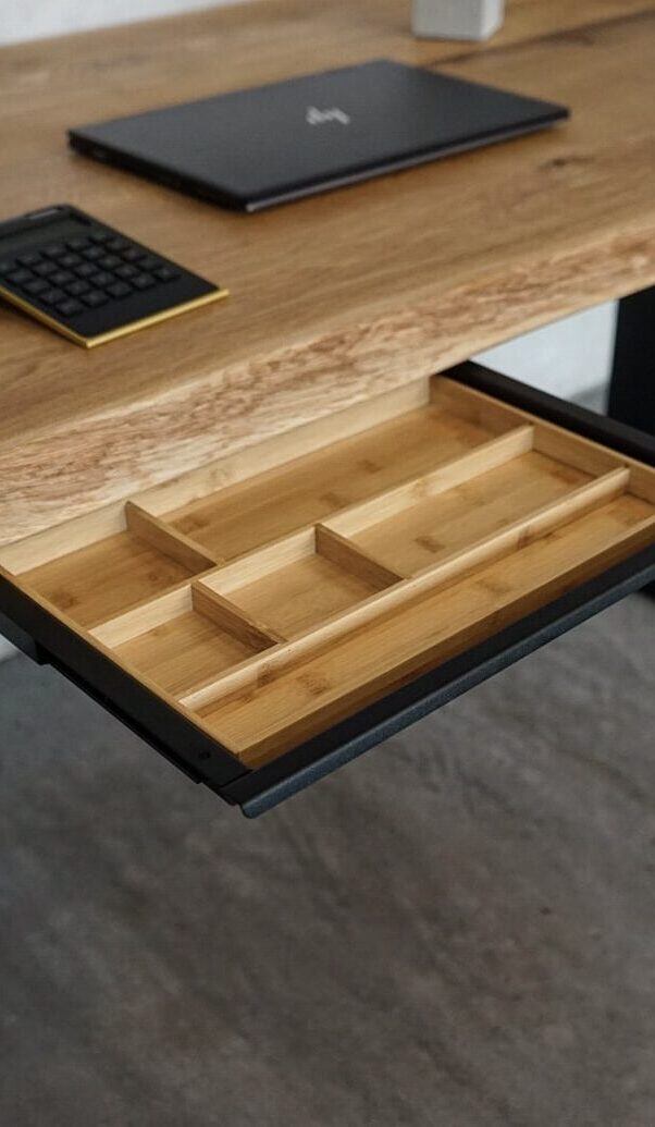 Ein höhenverstellbarer schreibtisch massivholz mit schreibtischschublade für optimale organisation